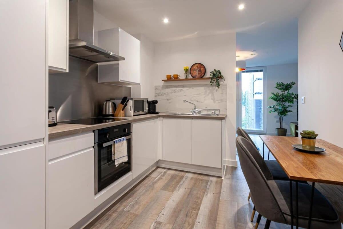 Superb 2 Bed Flat 5Min To Old Trafford Stadium Manchester Buitenkant foto